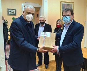 Predsjednik Republike Aleksandar Vučić iznenadio poklonima i čestitkom predsjednika Žigmanova